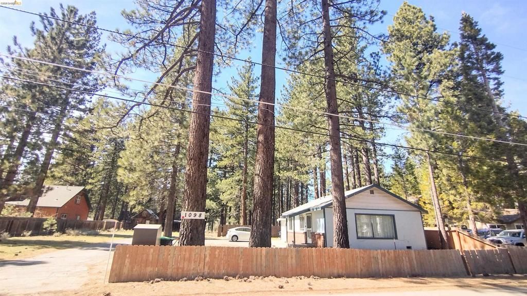Image 23 of property listing at 1098 4Th St, South Lake Tahoe, CA 96150