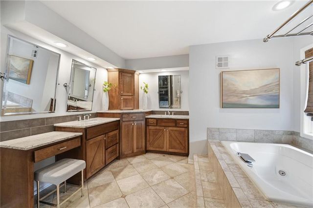 5303 NW 60th Terrace, Kansas City, MO 64151
