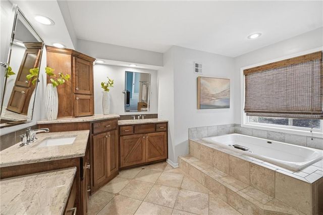 5303 NW 60th Terrace, Kansas City, MO 64151
