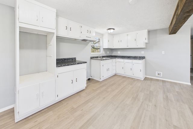 1102 Golf Course Rd, Ava, MO 65608