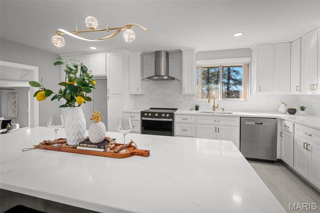 500 Kingridge Drive, Ballwin, MO 63011