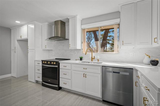 500 Kingridge Drive, Ballwin, MO 63011