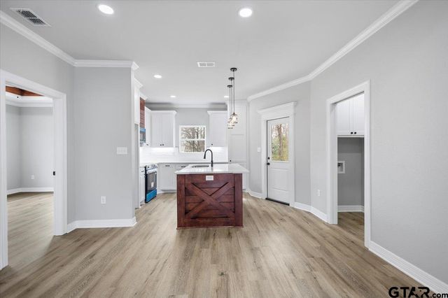 300 S Roden Ln, Gladewater, TX 75647