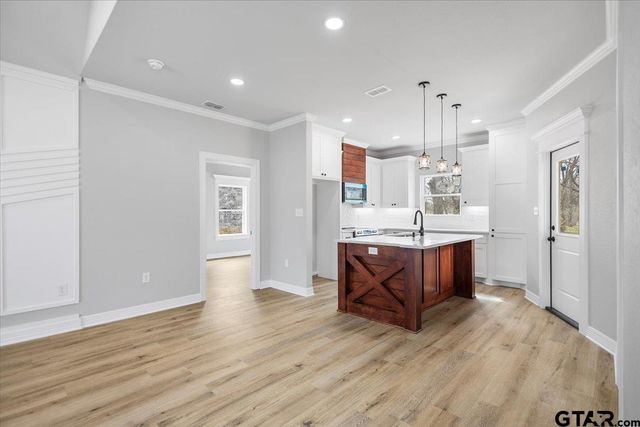 300 S Roden Ln, Gladewater, TX 75647