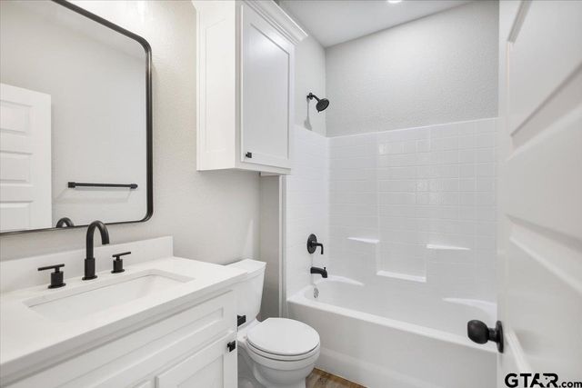 300 S Roden Ln, Gladewater, TX 75647