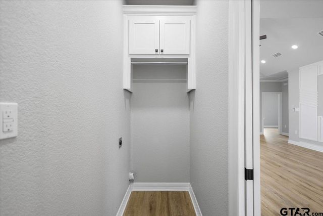 300 S Roden Ln, Gladewater, TX 75647