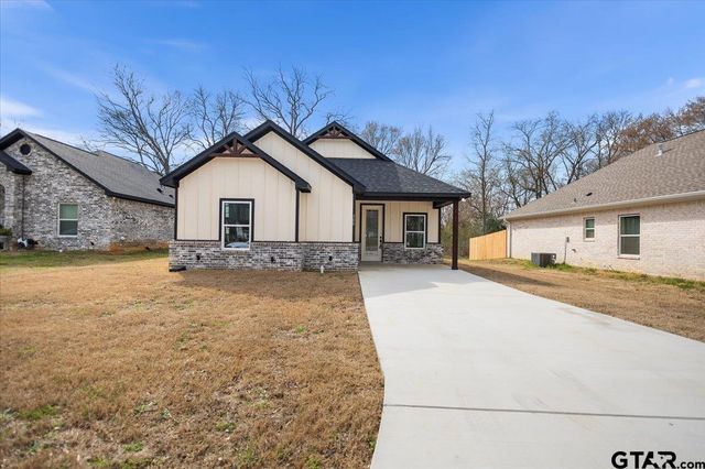 300 S Roden Ln, Gladewater, TX 75647