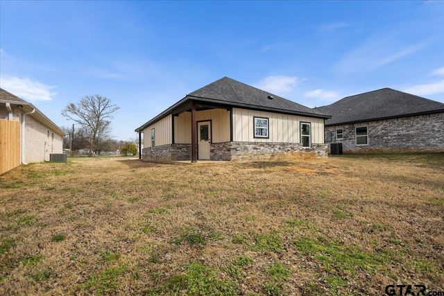 300 S Roden Ln, Gladewater, TX 75647