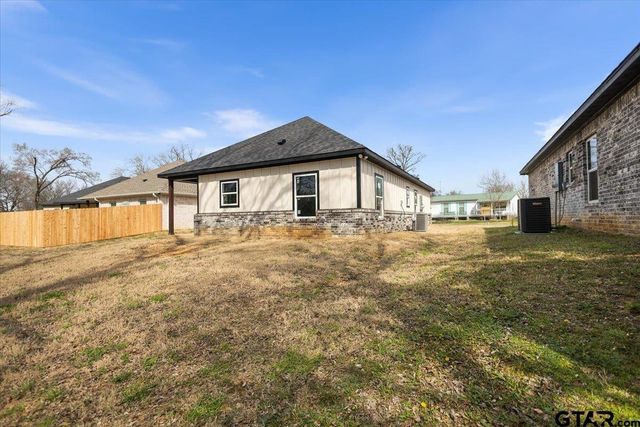 300 S Roden Ln, Gladewater, TX 75647