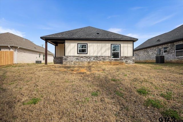 300 S Roden Ln, Gladewater, TX 75647