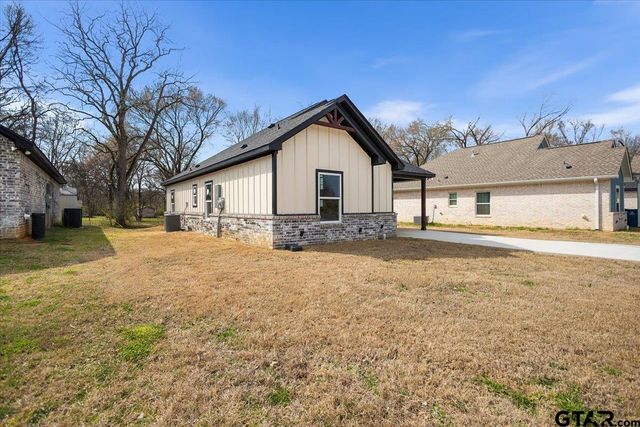 300 S Roden Ln, Gladewater, TX 75647