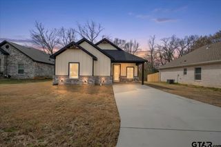 300 S Roden Ln, Gladewater, TX 75647