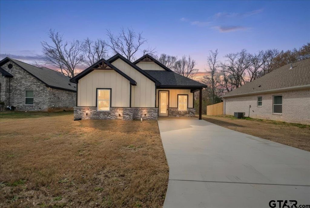 300 S Roden Ln, Gladewater, TX 75647