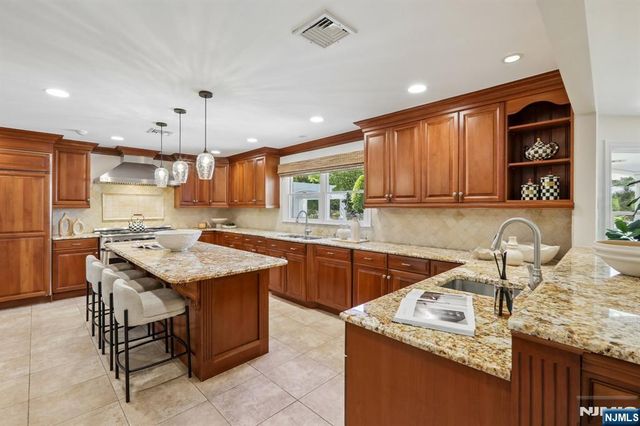 621 Farmdale Road, Franklin Lakes, NJ 07417