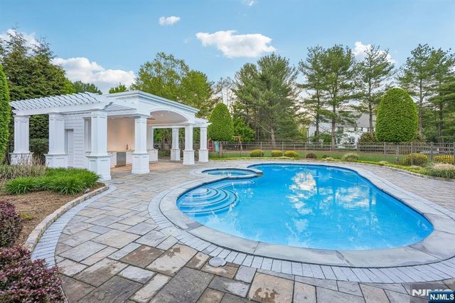 621 Farmdale Road, Franklin Lakes, NJ 07417