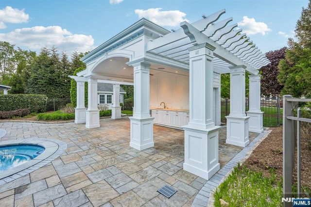 621 Farmdale Road, Franklin Lakes, NJ 07417