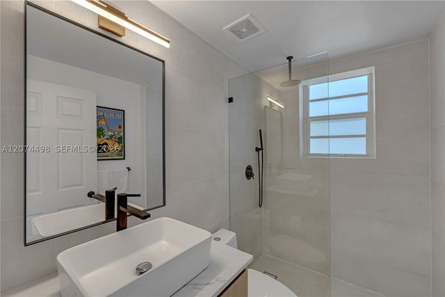 4812 Pine Tree Dr 209, Miami Beach, FL 33140