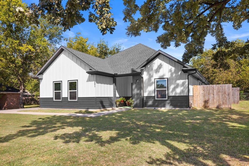 201 W South Street, Whitesboro, TX 76273