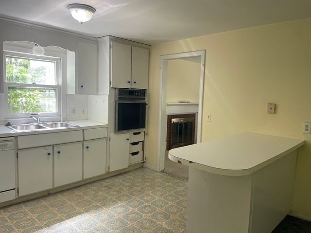 51 Jeffrey Ln, Amherst, MA 01002