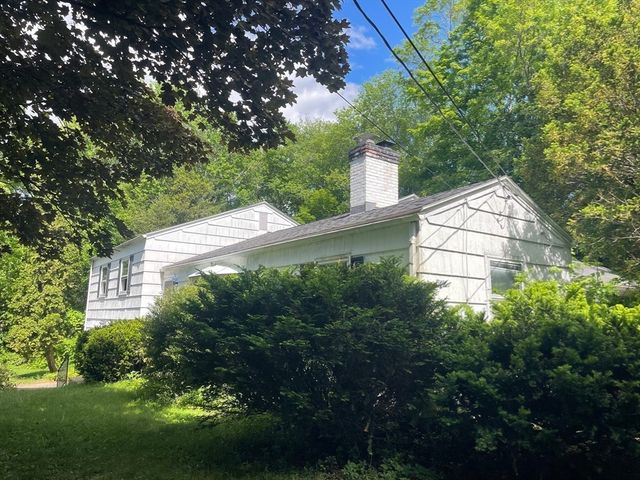 51 Jeffrey Ln, Amherst, MA 01002