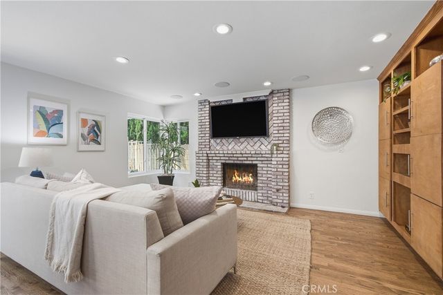 5943 Julian, Tarzana, CA 91356