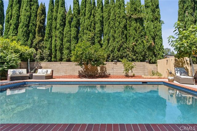 5943 Julian, Tarzana, CA 91356