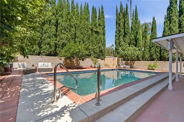 5943 Julian, Tarzana, CA 91356