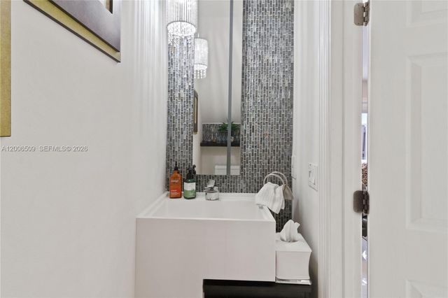 10842 NW 53rd Ln, Doral, FL 33178