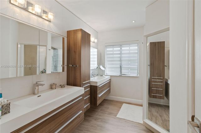 10842 NW 53rd Ln, Doral, FL 33178