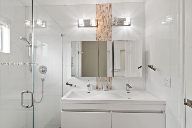 10842 NW 53rd Ln, Doral, FL 33178