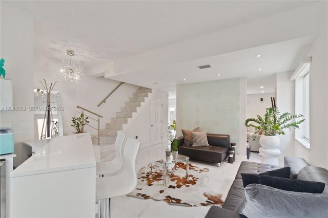 10842 NW 53rd Ln, Doral, FL 33178