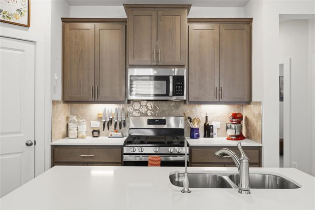 514 Clearlake DR, Hutto, TX 78634