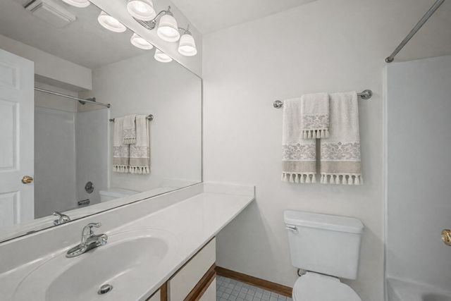 611 Hapsfield Lane 100, Buffalo Grove, IL 60089