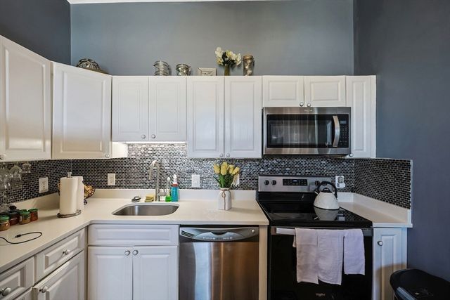 7 Main St 203, Brockton, MA 02301