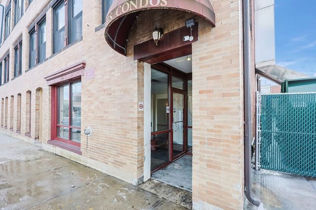 7 Main St 203, Brockton, MA 02301