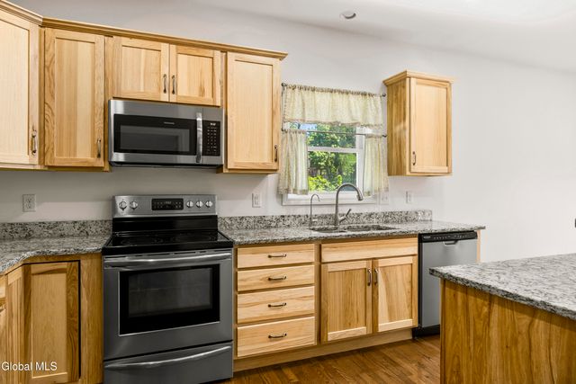 51 Flanders Lane, Bethlehem, NY 12203