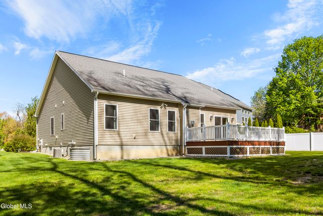 51 Flanders Lane, Bethlehem, NY 12203