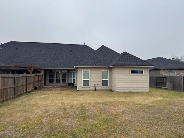 717 High Oaks, Bellville, TX 77418