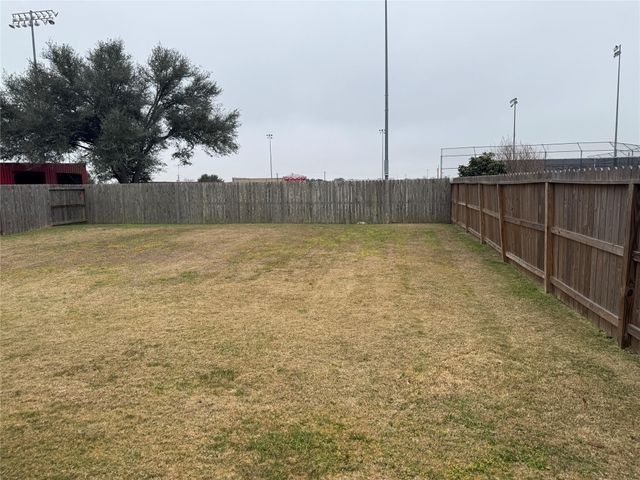 717 High Oaks, Bellville, TX 77418