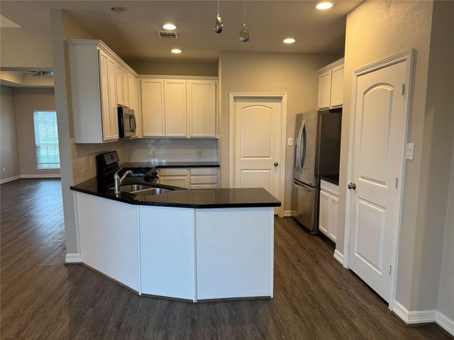 717 High Oaks, Bellville, TX 77418