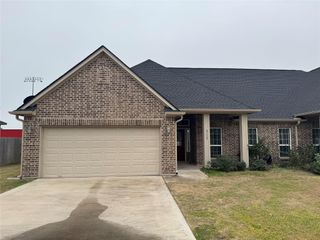 717 High Oaks, Bellville, TX 77418