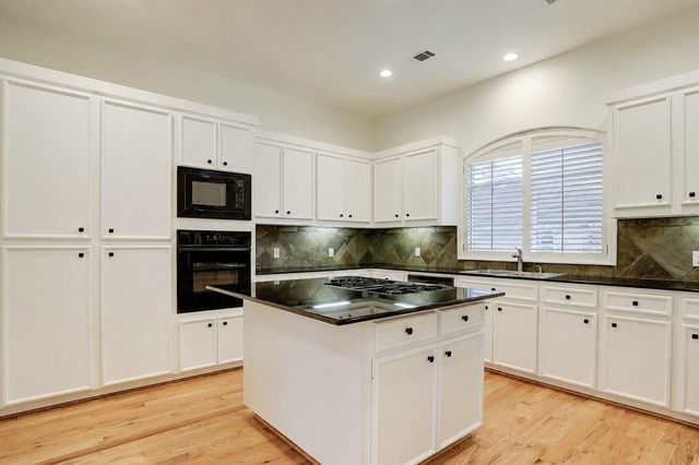 1412 Castle Court A, Houston, TX 77006