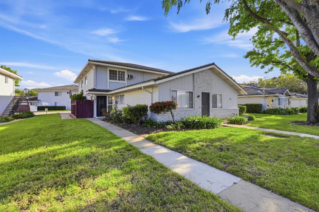 Image 3 of property listing at 812 Blossom Hill Road 2, San Jose, CA 95123