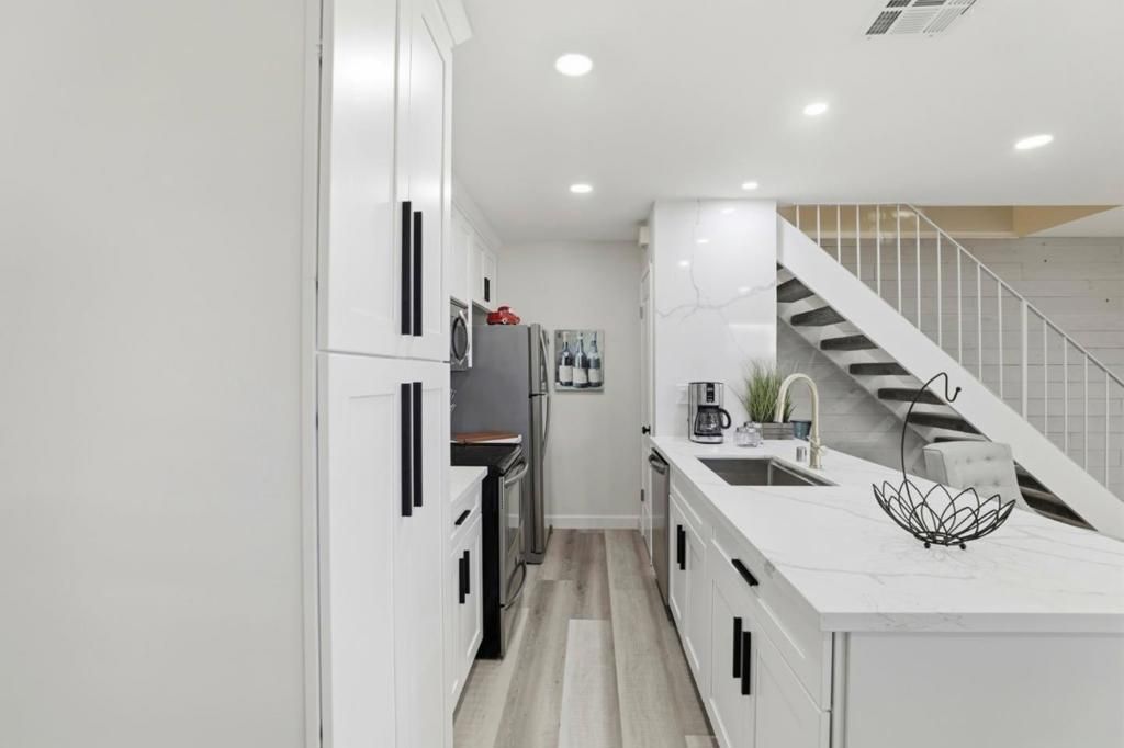 Image 9 of property listing at 812 Blossom Hill Road 2, San Jose, CA 95123