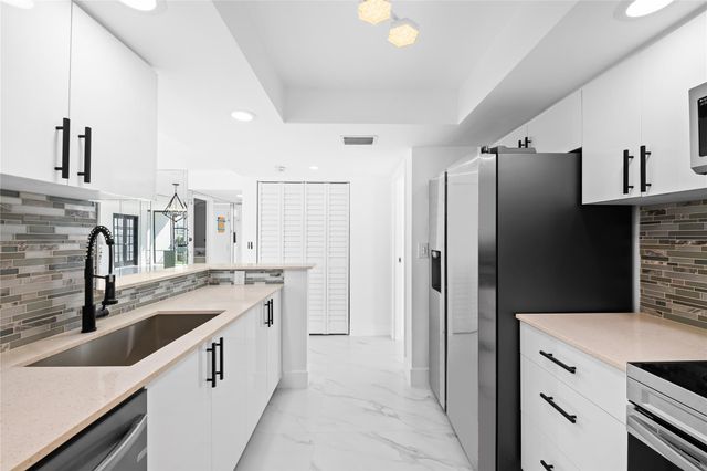 800 Parkview Dr 718, Hallandale Beach, FL 33009