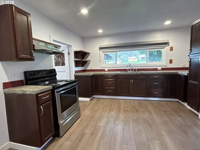 1764 OLD TOWN LOOP Rd, Oakland, OR 97462