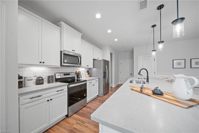 4605 Longleaf PL, Chesapeake, VA 23321