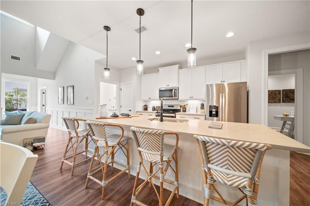 4605 Longleaf PL, Chesapeake, VA 23321