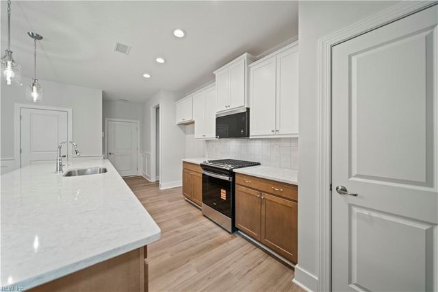 4605 Longleaf PL, Chesapeake, VA 23321