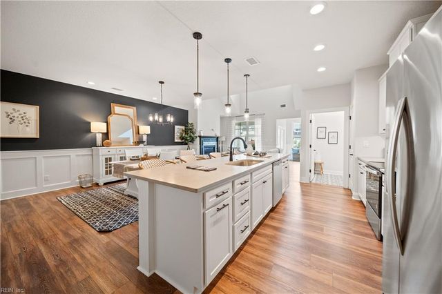 4605 Longleaf PL, Chesapeake, VA 23321